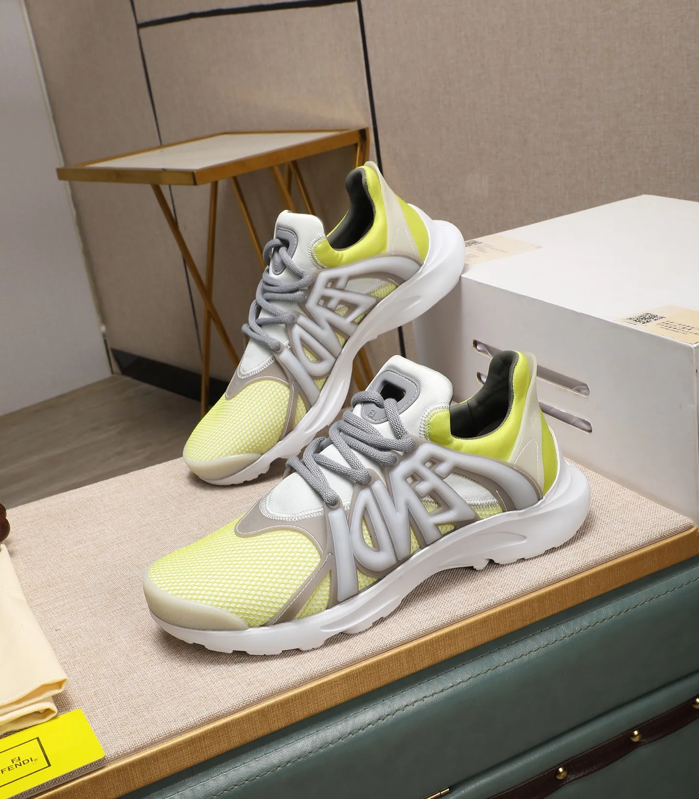 Men's Men's Shoes 💰800 Fendi Fendi's latest Tag series of men's casual mesh sports running shoes, originally purchased and developed, this Tag sneaker is a one-leg sneaker, made of black high-tech mesh material with gray neoprene details. Oversized FENDI lettering on the side and translucent rubber details. Light and flexible rubber running shoe soles, beautifully packaged at the delivery counter, customized breathable lining, original molded foam rubber outsole, sole thickness: 3.5CM! Size: 40-44 (customized at 39.45.46)